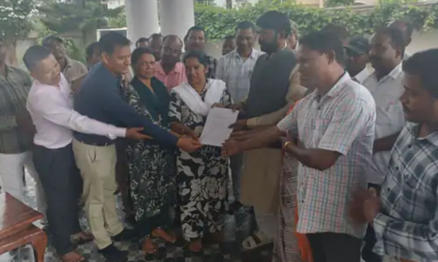 Forest Dept Promotion : वनकर्मियों की पदोन्नति सूची में गड़बड़ी! बिना नोटिस वेतन काटा, डिंडौरी विधायक से मिले नाराज कर्मचारी