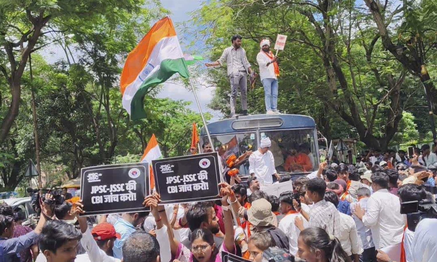 झारखंड में जनजीवन अस्त-व्यस्त: भर्ती परीक्षा विवाद के बीच भाजपा के राज्यव्यापी बंद से आम जनता परेशान; पुलिस कार्रवाई में छात्रों और 14 जवानों को चोटें