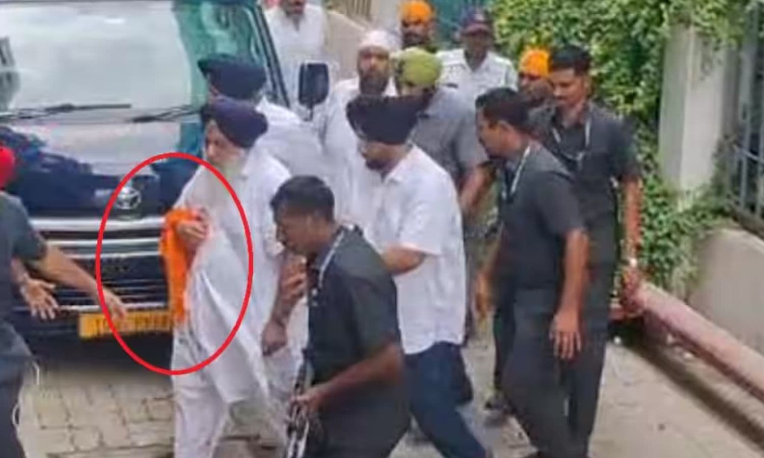 Sukhbir Singh Badal News: नांदेड़ के गुरुद्वारा परिसर में अकाली दल प्रमुख सुखबीर सिंह बादल पर कृपाण से हमला, हाथ में आई चोट